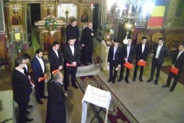 Colindători la Biserica „Sfinții Apostoli Petru și Pavel” din Călimănești Colindători la Biserica „Sfinții Apostoli Petru și Pavel” din Călimănești