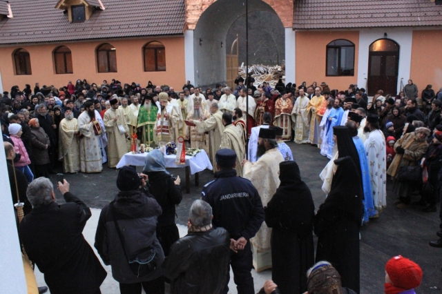 Biserica Centrului social - filantropic „Renaşterea Loviştei” din Racoviţa - Vâlcea a fost târnosită