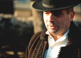 Rapsodul Grigore Leşe i-a colindat pe moineşteni