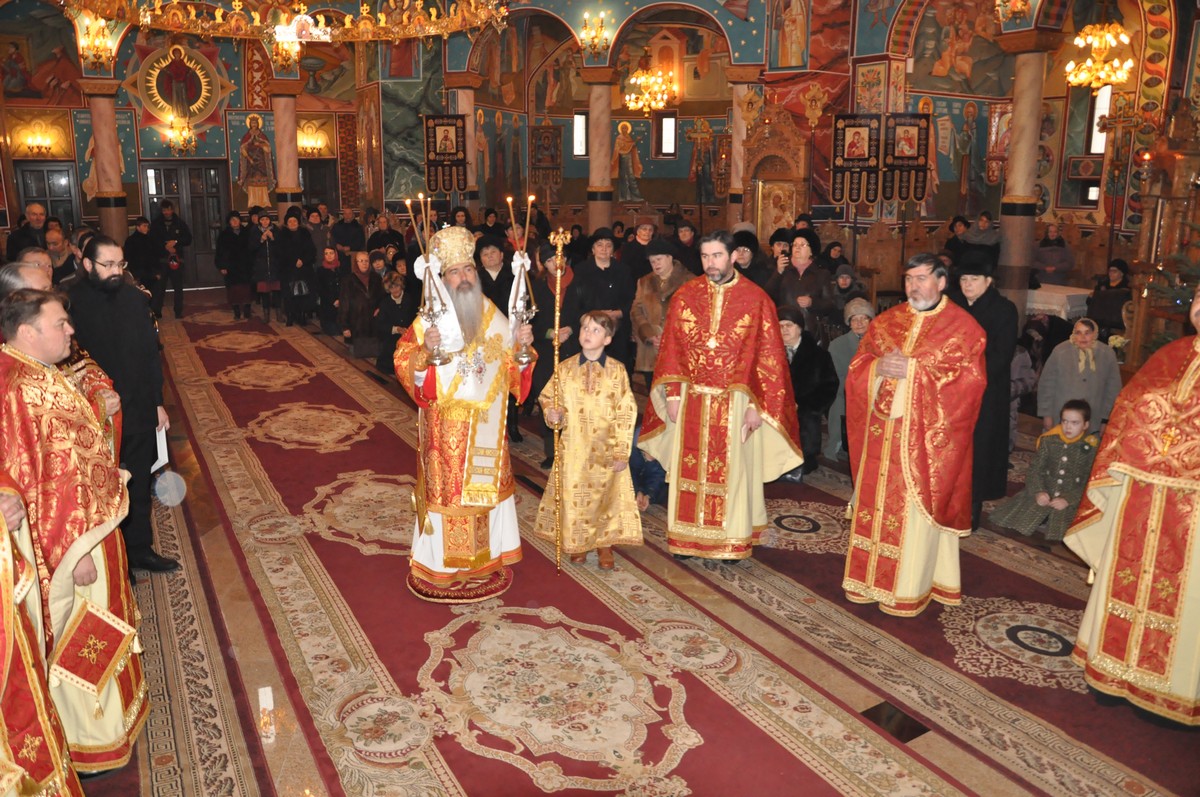 IPS Teodosie a slujit Sfânta Liturghie la Gura Humorului