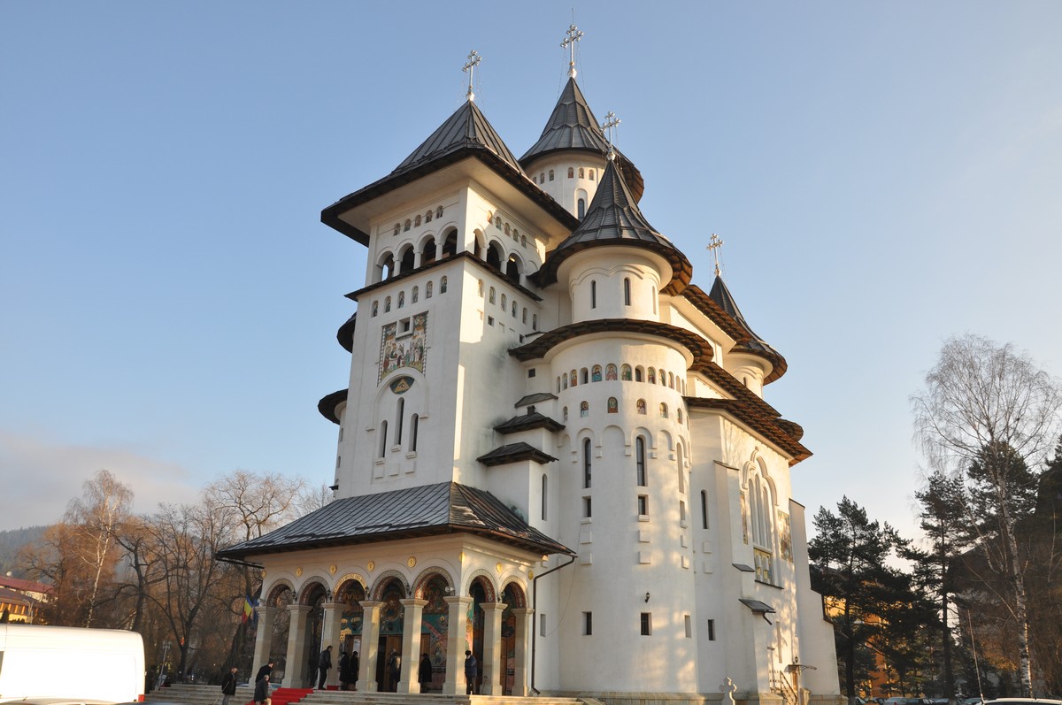 Liturghie arhierească la Catedrala oraşului Gura Humorului