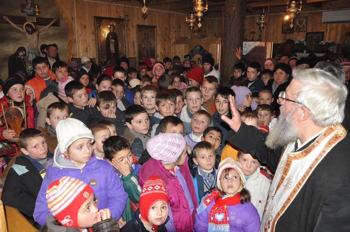 Copiii de la Andrieşeni au primit cadouri de la Sfântul Nicolae
