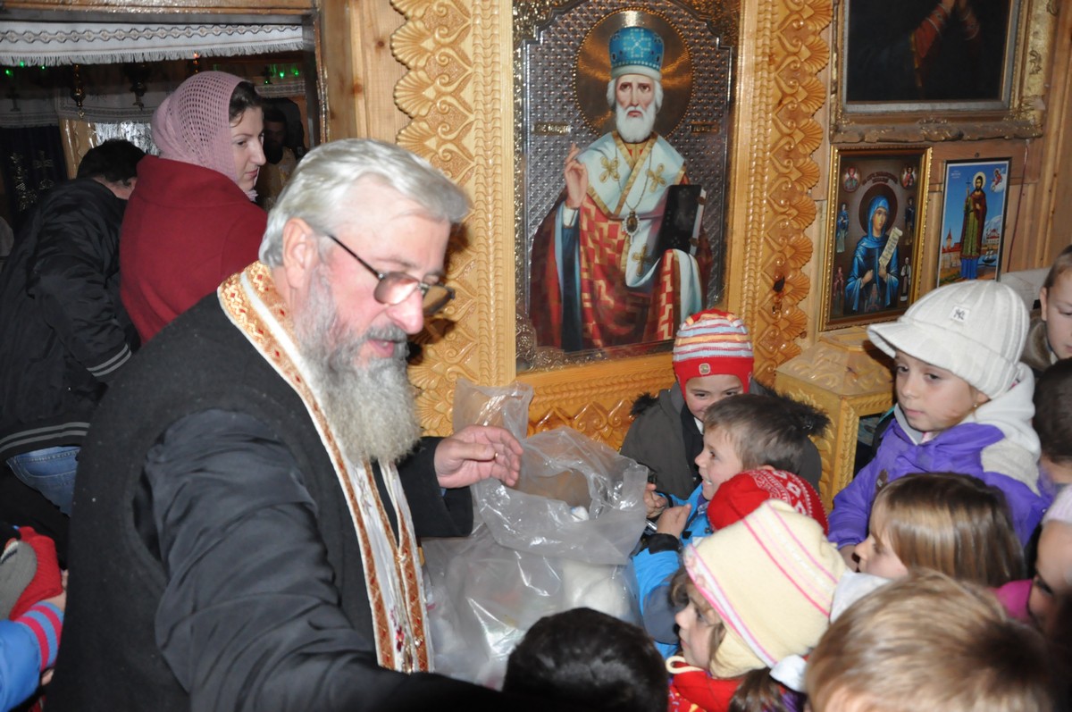 Copiii de la Andrieşeni au primit cadouri de la Sfântul Nicolae