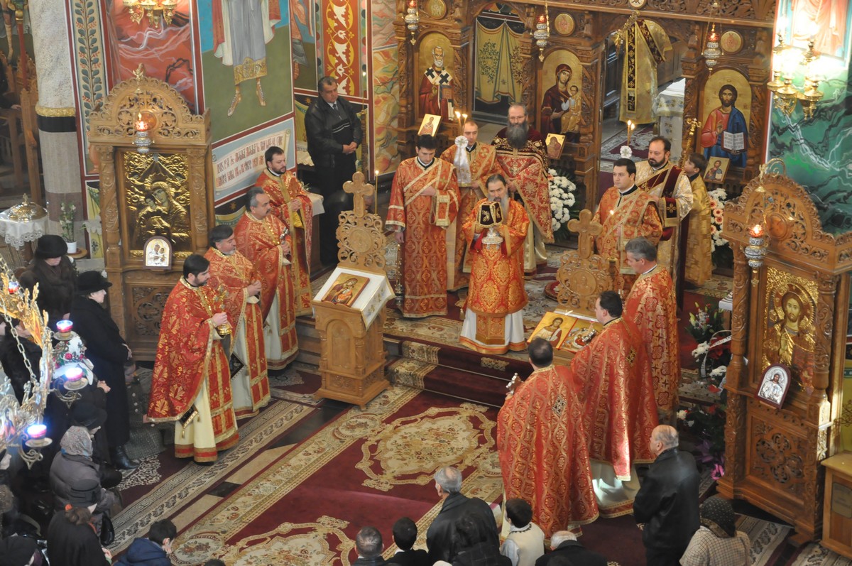 IPS Teodosie a slujit Sfânta Liturghie la Gura Humorului