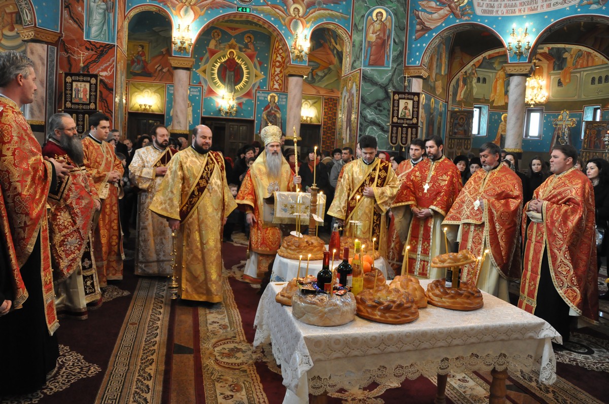 IPS Teodosie a slujit Sfânta Liturghie la Gura Humorului