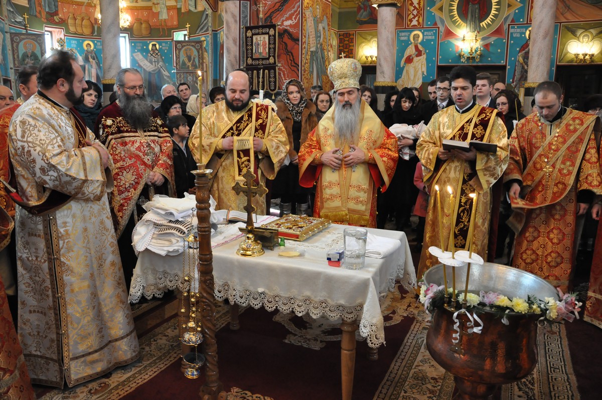 IPS Teodosie a slujit Sfânta Liturghie la Gura Humorului