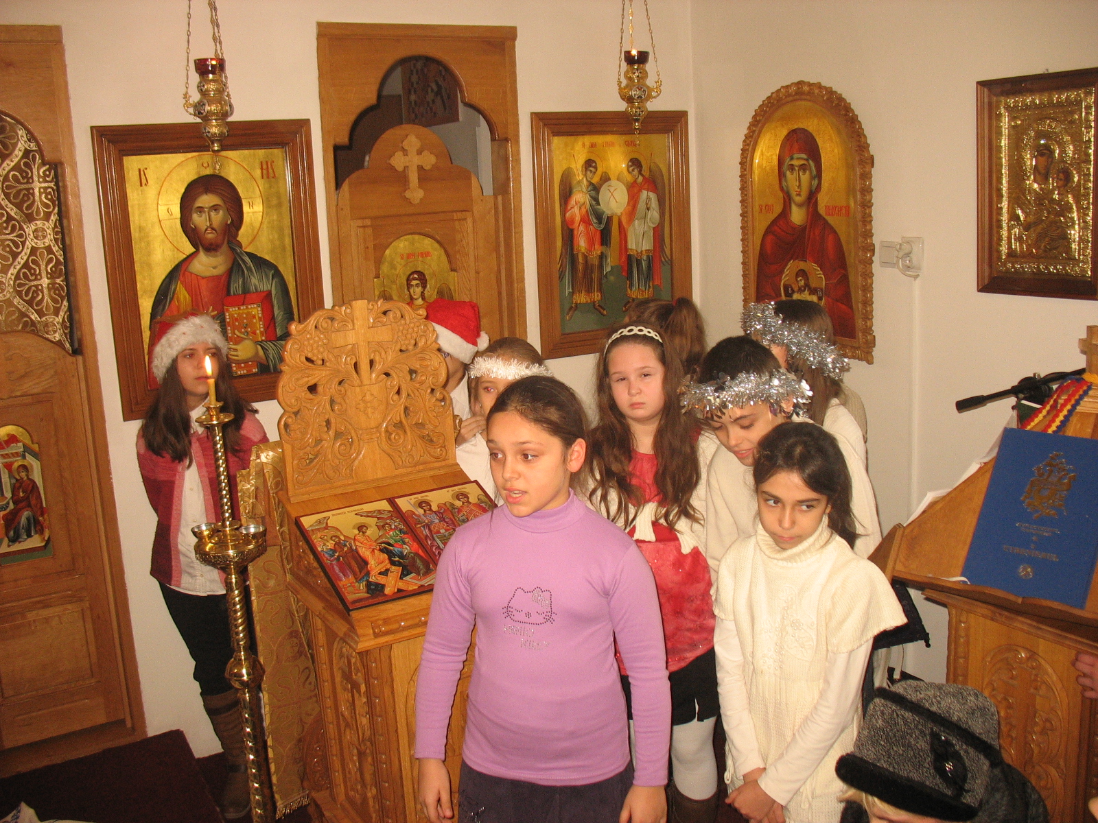 Scenetă dedicată Crăciunului în două biserici ieşene