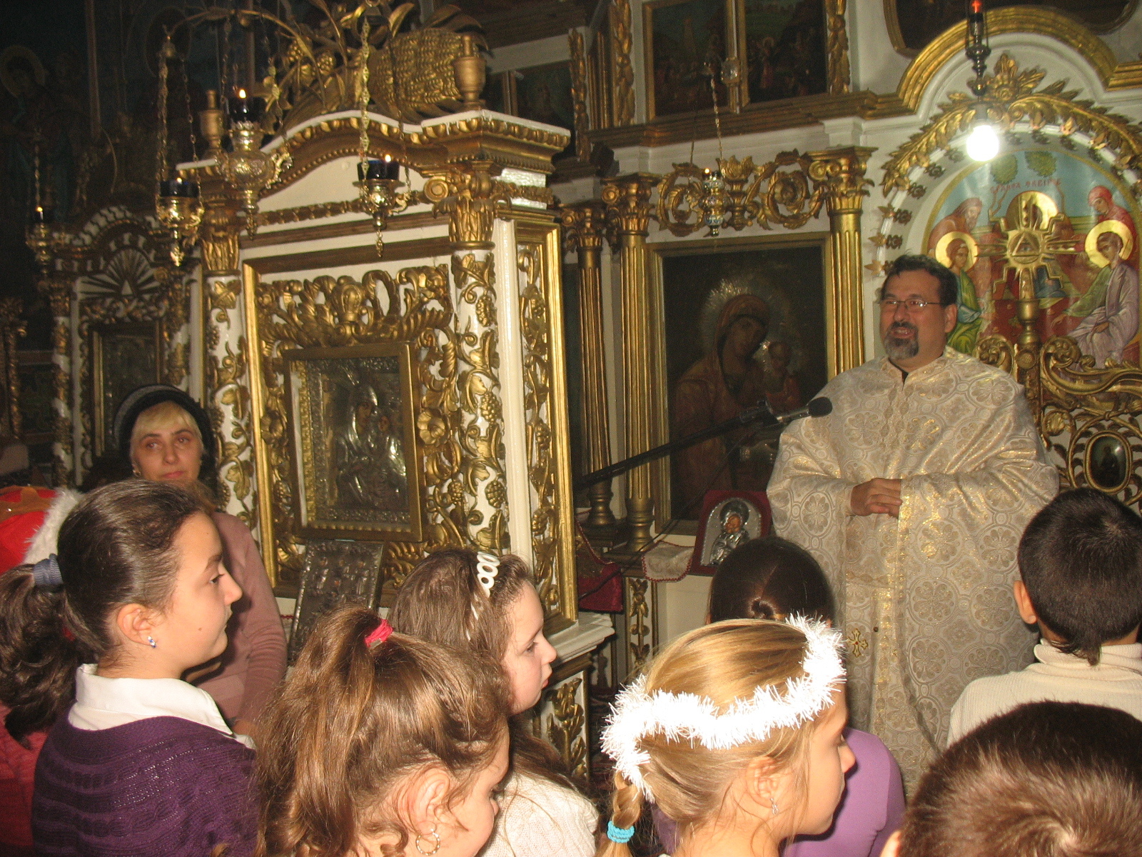 Scenetă dedicată Crăciunului în două biserici ieşene