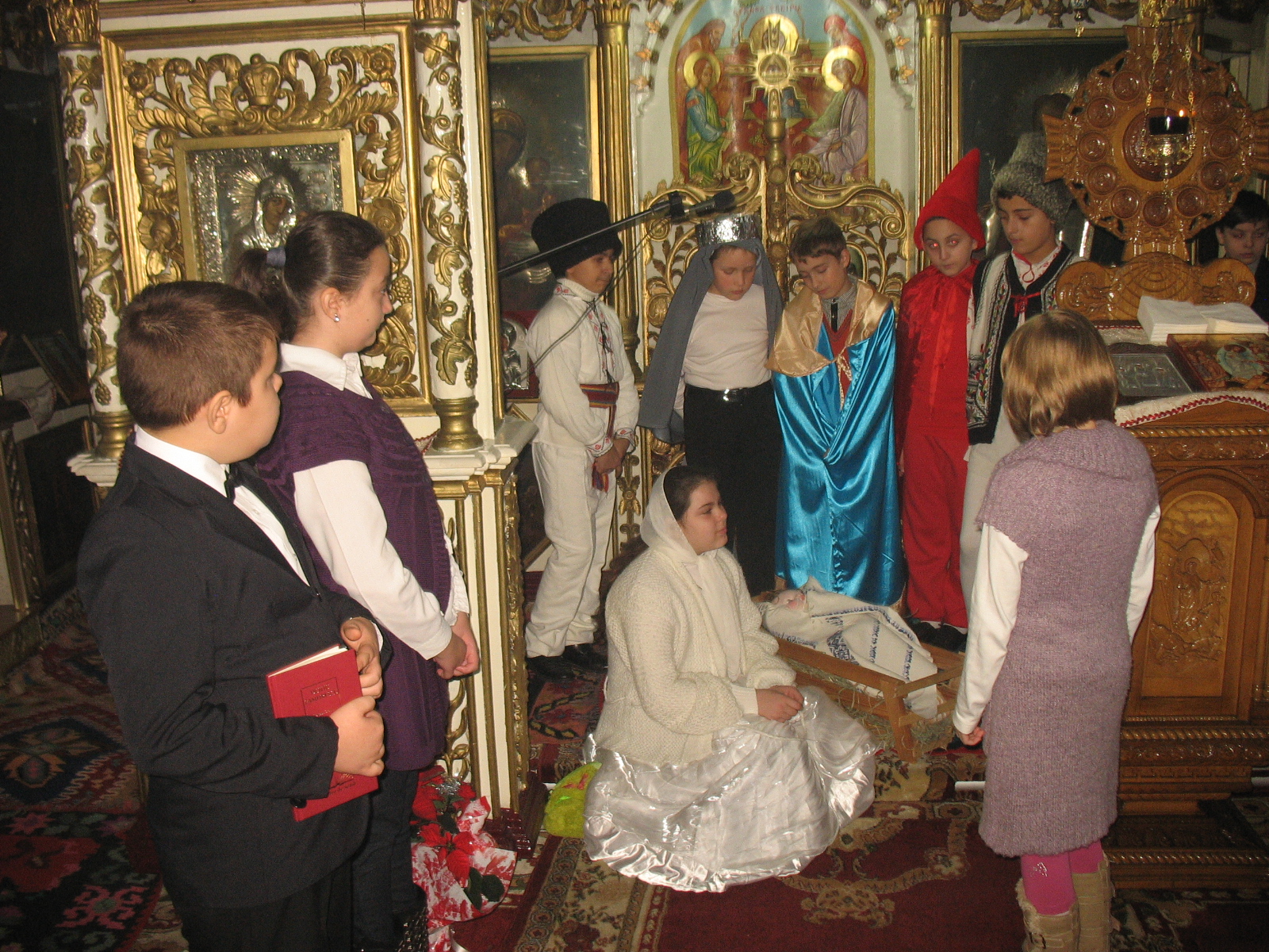 Scenetă dedicată Crăciunului în două biserici ieşene