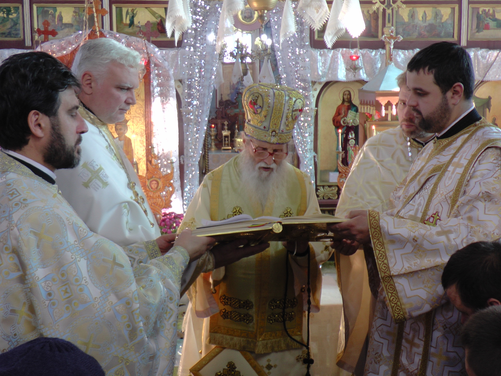 Liturghie arhierească în parohia Securiceni Liturghie arhierească în parohia Securiceni