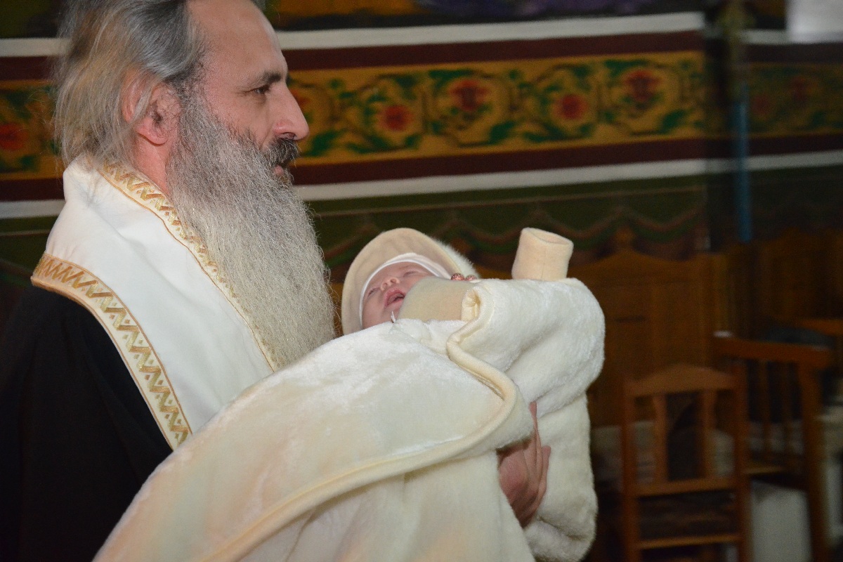 Sfânta Liturghie şi slujba Botezului oficiate de IPS Mitropolit Teofan în Protopopiatul Săveni