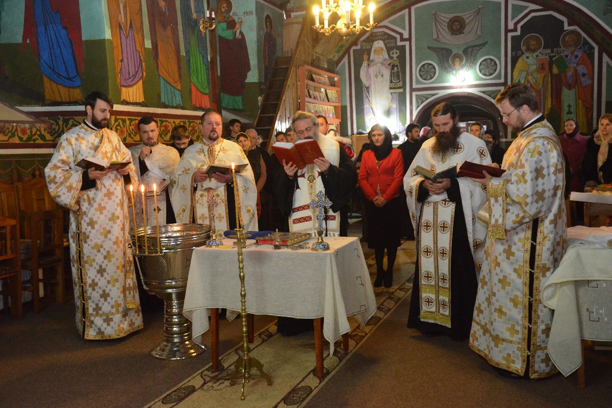 Sfânta Liturghie şi slujba Botezului oficiate de IPS Mitropolit Teofan în Protopopiatul Săveni