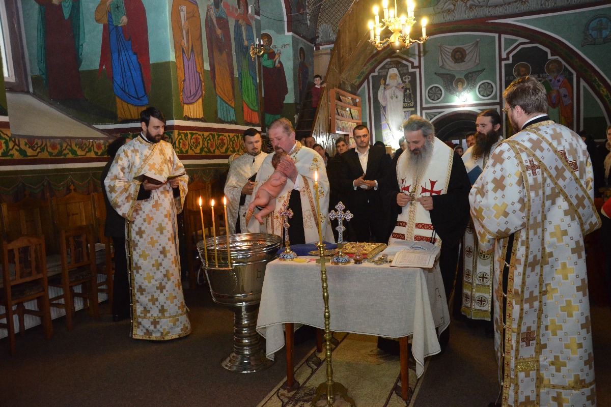 Sfânta Liturghie şi slujba Botezului oficiate de IPS Mitropolit Teofan în Protopopiatul Săveni