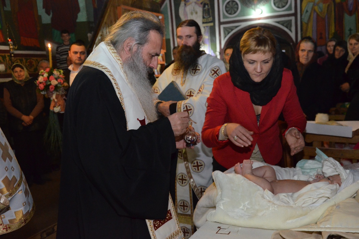 Sfânta Liturghie şi slujba Botezului oficiate de IPS Mitropolit Teofan în Protopopiatul Săveni