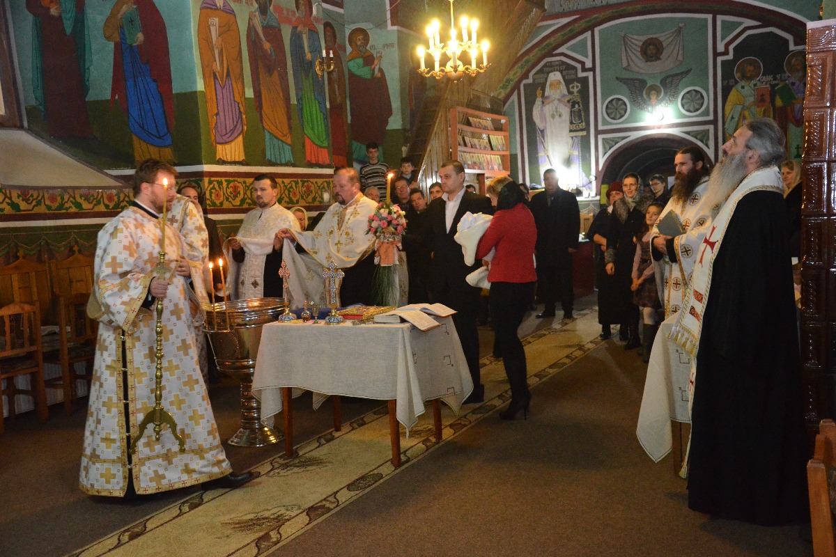 Sfânta Liturghie şi slujba Botezului oficiate de IPS Mitropolit Teofan în Protopopiatul Săveni