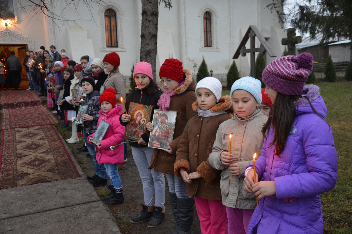 Sfânta Liturghie şi slujba Botezului oficiate de IPS Mitropolit Teofan în Protopopiatul Săveni