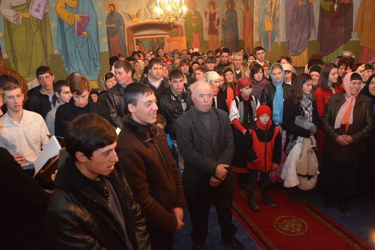 Sfânta Liturghie şi slujba Botezului oficiate de IPS Mitropolit Teofan în Protopopiatul Săveni