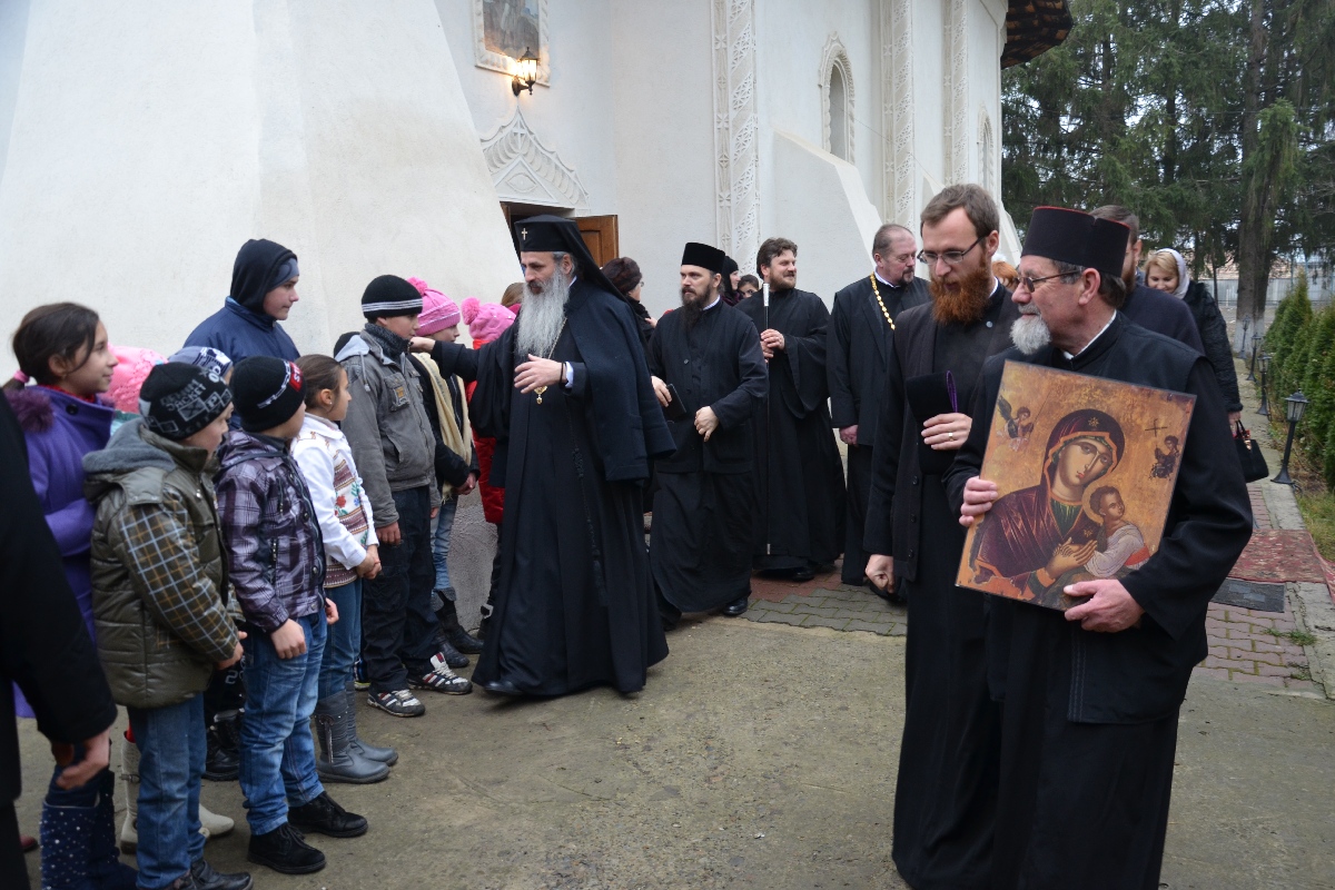 Sfânta Liturghie şi slujba Botezului oficiate de IPS Mitropolit Teofan în Protopopiatul Săveni
