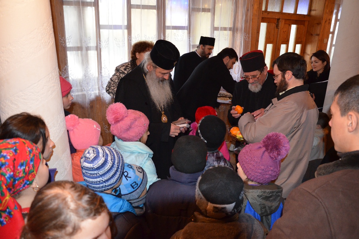 Sfânta Liturghie şi slujba Botezului oficiate de IPS Mitropolit Teofan în Protopopiatul Săveni