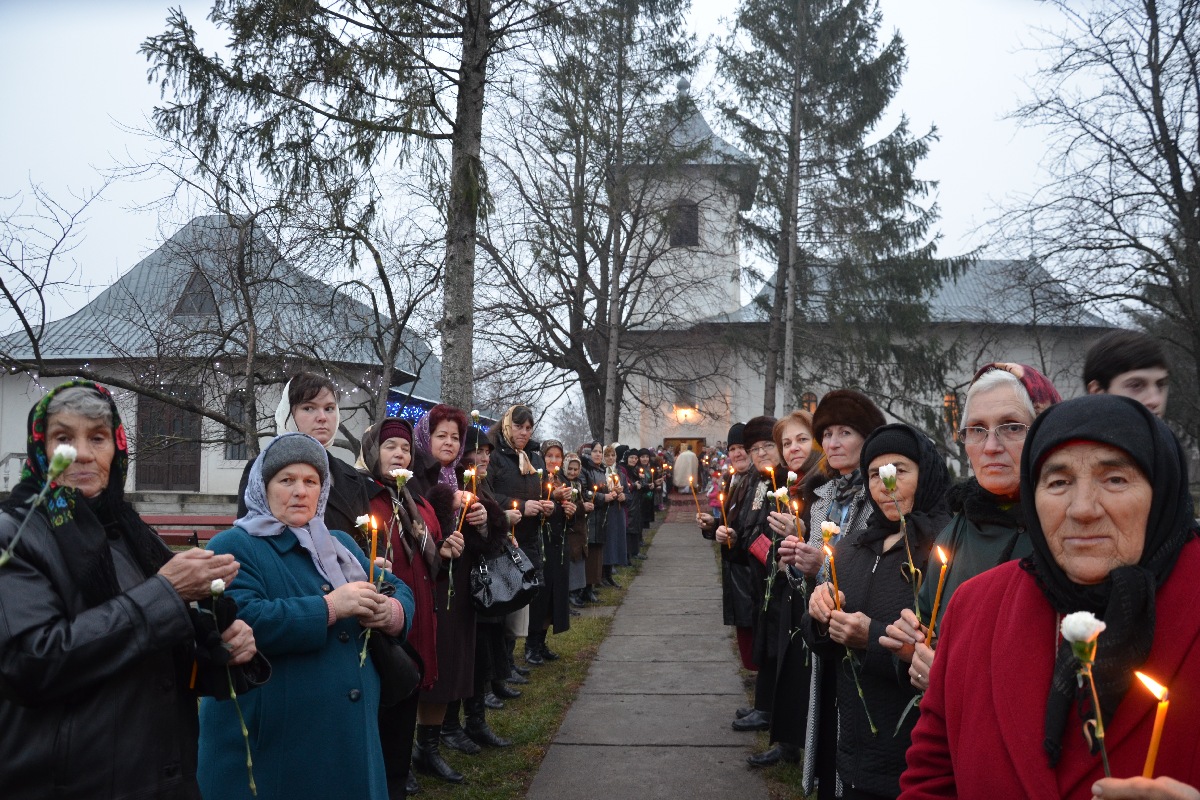 Sfânta Liturghie şi slujba Botezului oficiate de IPS Mitropolit Teofan în Protopopiatul Săveni