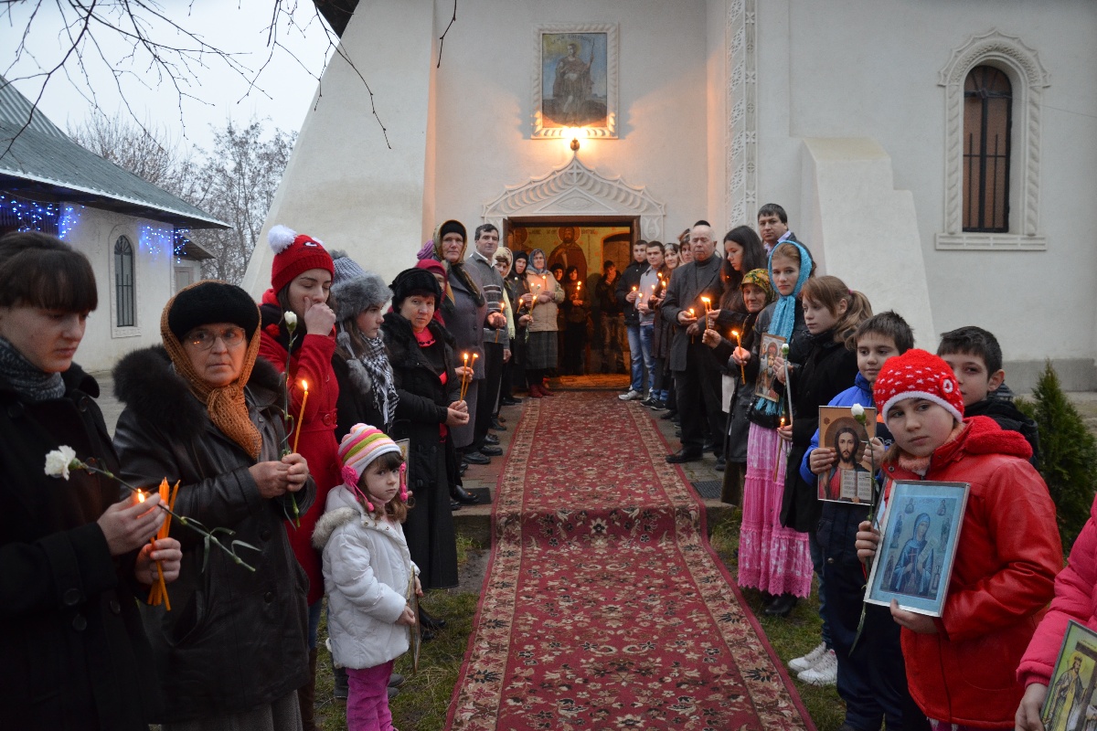 Sfânta Liturghie şi slujba Botezului oficiate de IPS Mitropolit Teofan în Protopopiatul Săveni