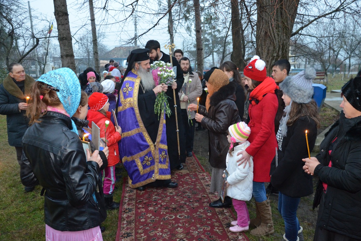 Sfânta Liturghie şi slujba Botezului oficiate de IPS Mitropolit Teofan în Protopopiatul Săveni