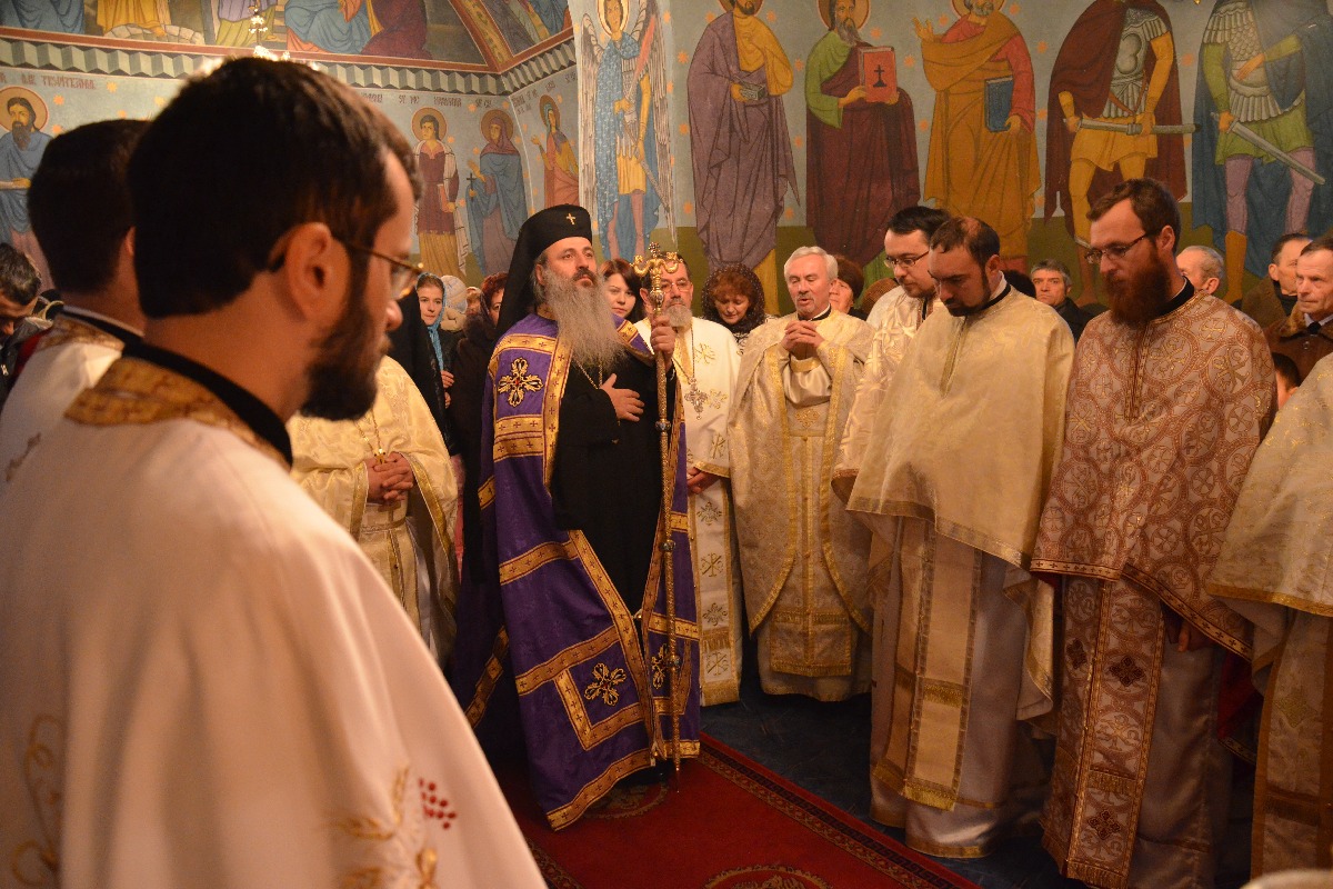 Sfânta Liturghie şi slujba Botezului oficiate de IPS Mitropolit Teofan în Protopopiatul Săveni