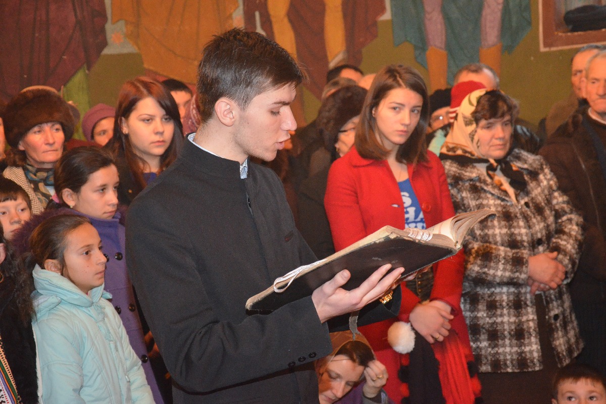 Sfânta Liturghie şi slujba Botezului oficiate de IPS Mitropolit Teofan în Protopopiatul Săveni