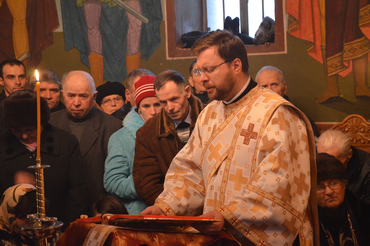 Sfânta Liturghie şi slujba Botezului oficiate de IPS Mitropolit Teofan în Protopopiatul Săveni