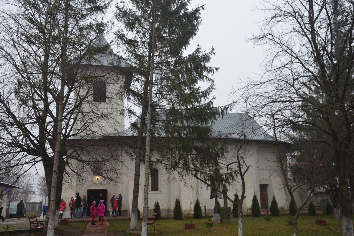 Sfânta Liturghie şi slujba Botezului oficiate de IPS Mitropolit Teofan în Protopopiatul Săveni