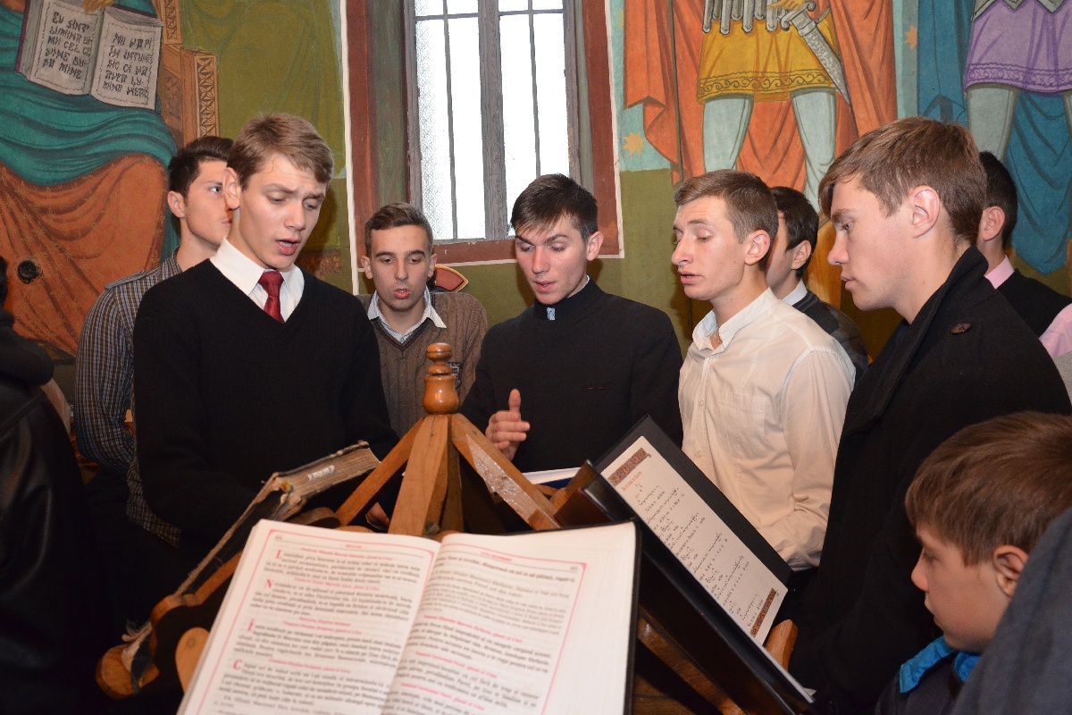 Sfânta Liturghie şi slujba Botezului oficiate de IPS Mitropolit Teofan în Protopopiatul Săveni