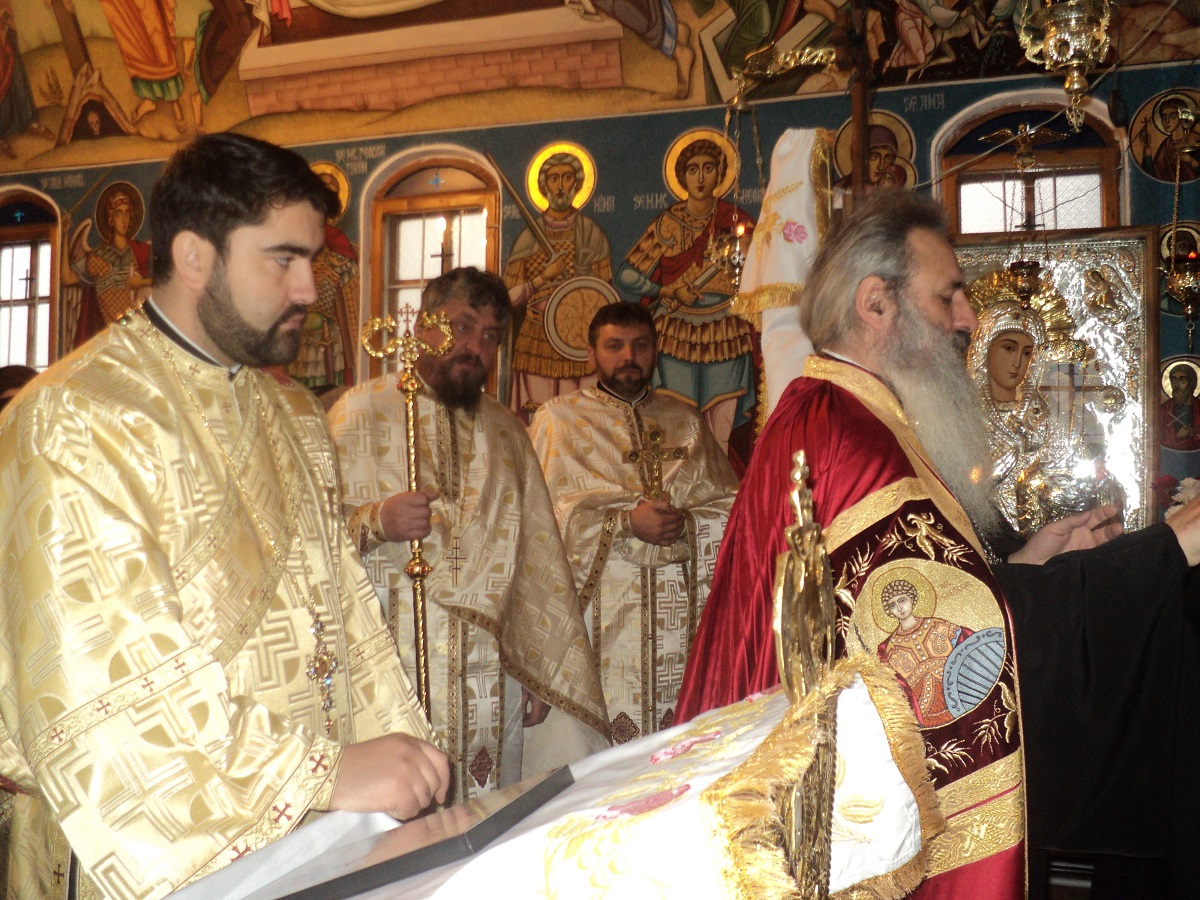 IPS Teofan, prezent în mijlocul enoriaşilor parohiei „Sfinţii Părinţi Ioachim şi Ana“ - Mărăţei 3