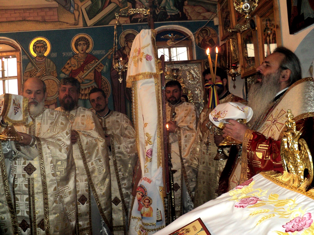 IPS Teofan, prezent în mijlocul enoriaşilor parohiei „Sfinţii Părinţi Ioachim şi Ana“ - Mărăţei 3