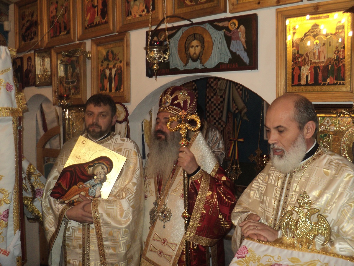 IPS Teofan, prezent în mijlocul enoriaşilor parohiei „Sfinţii Părinţi Ioachim şi Ana“ - Mărăţei 3