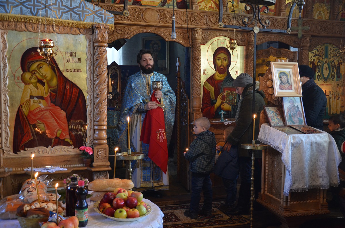 Sfântul Nicolae i-a adus împreună pe studenţii teologi ieșeni şi pe enoriaşii din Pocreaca