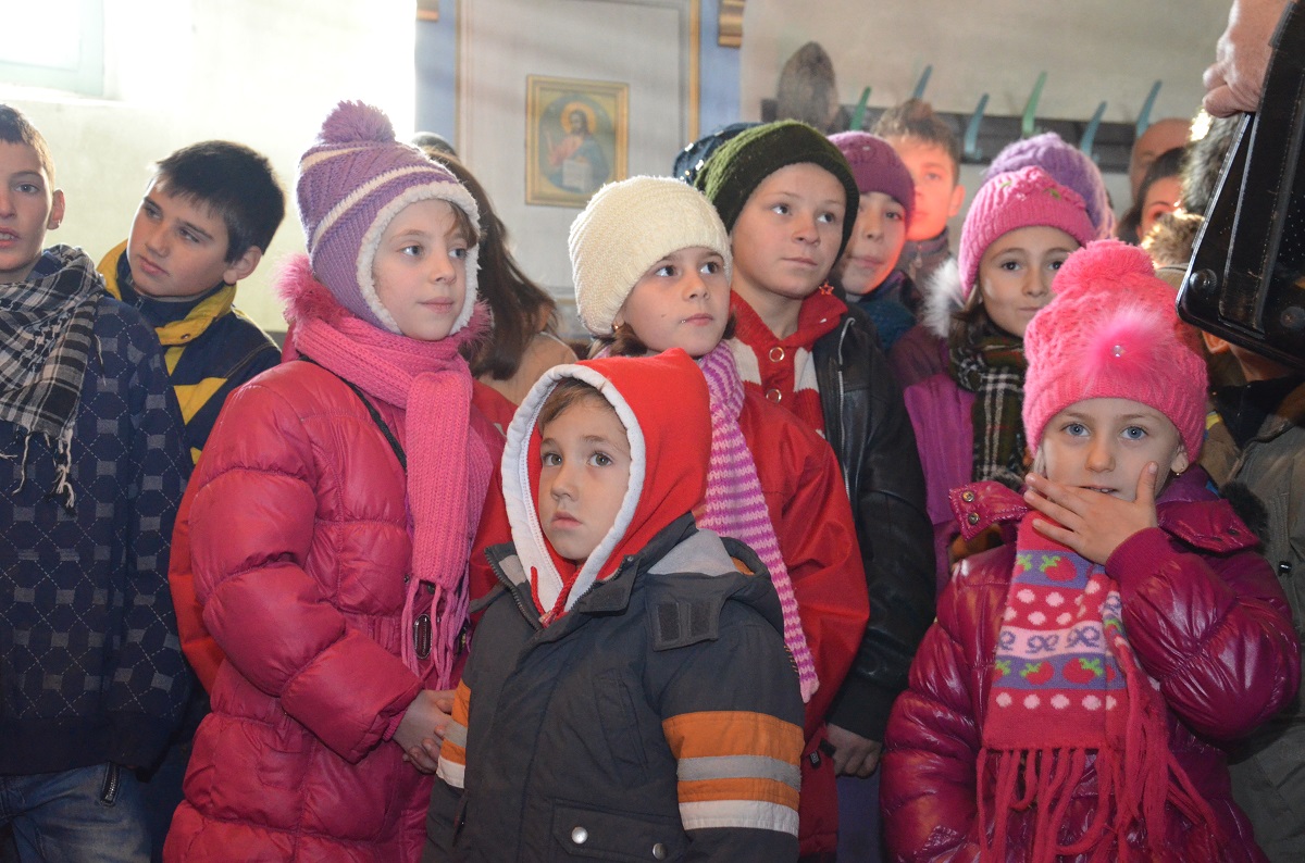 Sfântul Nicolae i-a adus împreună pe studenţii teologi ieșeni şi pe enoriaşii din Pocreaca