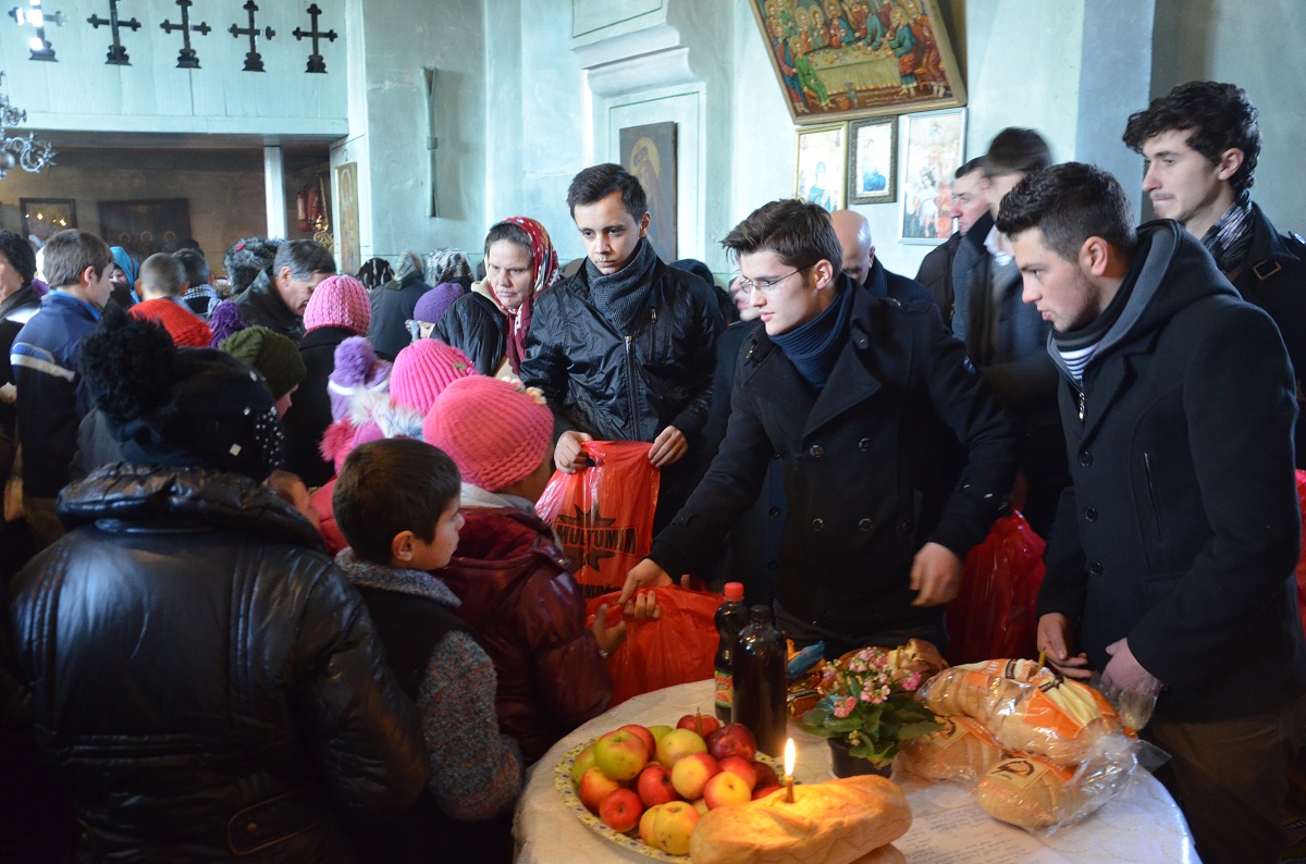 Sfântul Nicolae i-a adus împreună pe studenţii teologi ieșeni şi pe enoriaşii din Pocreaca