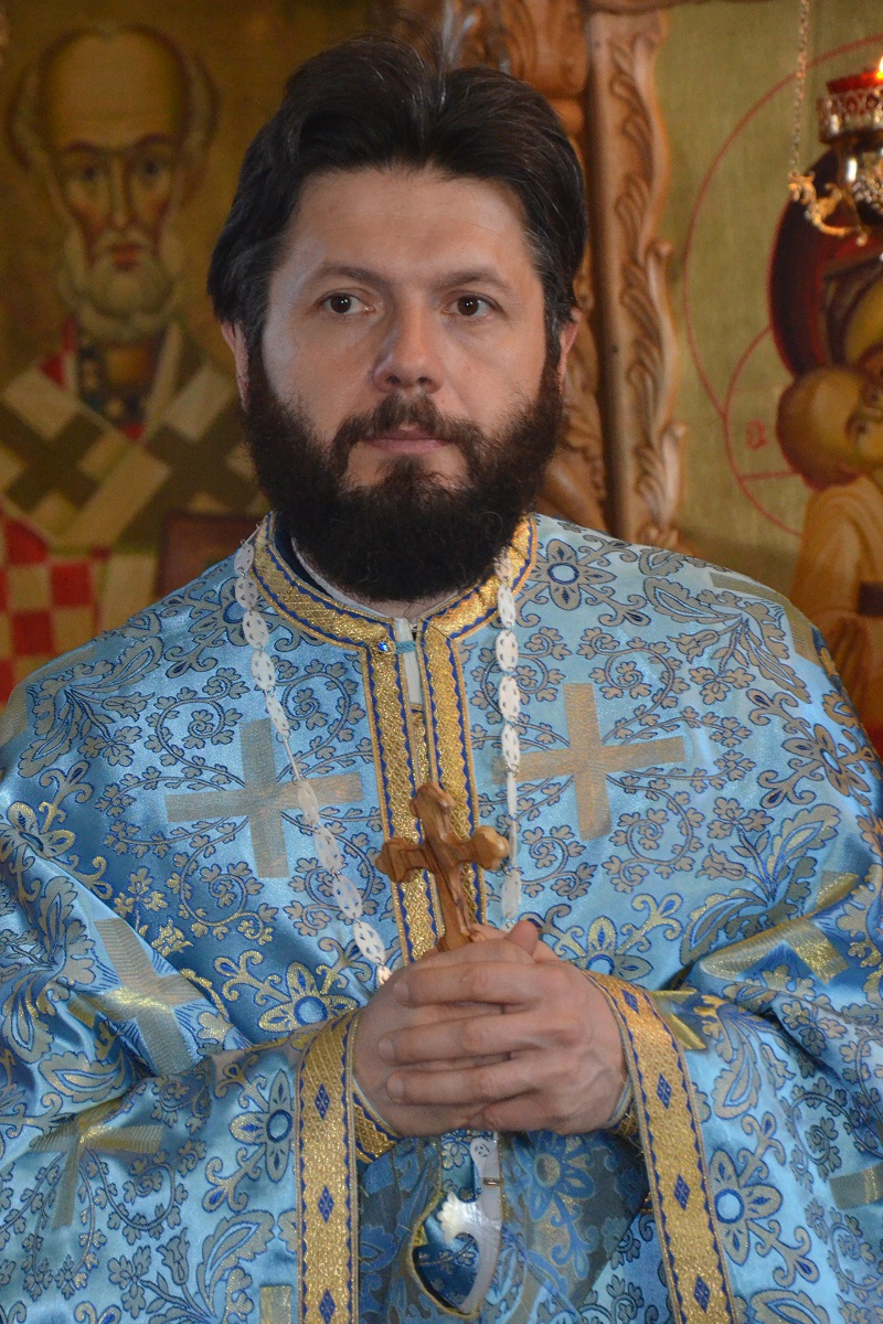 Sfântul Nicolae i-a adus împreună pe studenţii teologi ieșeni şi pe enoriaşii din Pocreaca