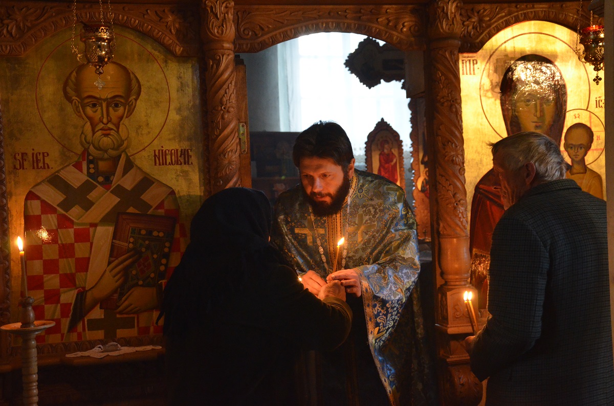 Sfântul Nicolae i-a adus împreună pe studenţii teologi ieșeni şi pe enoriaşii din Pocreaca