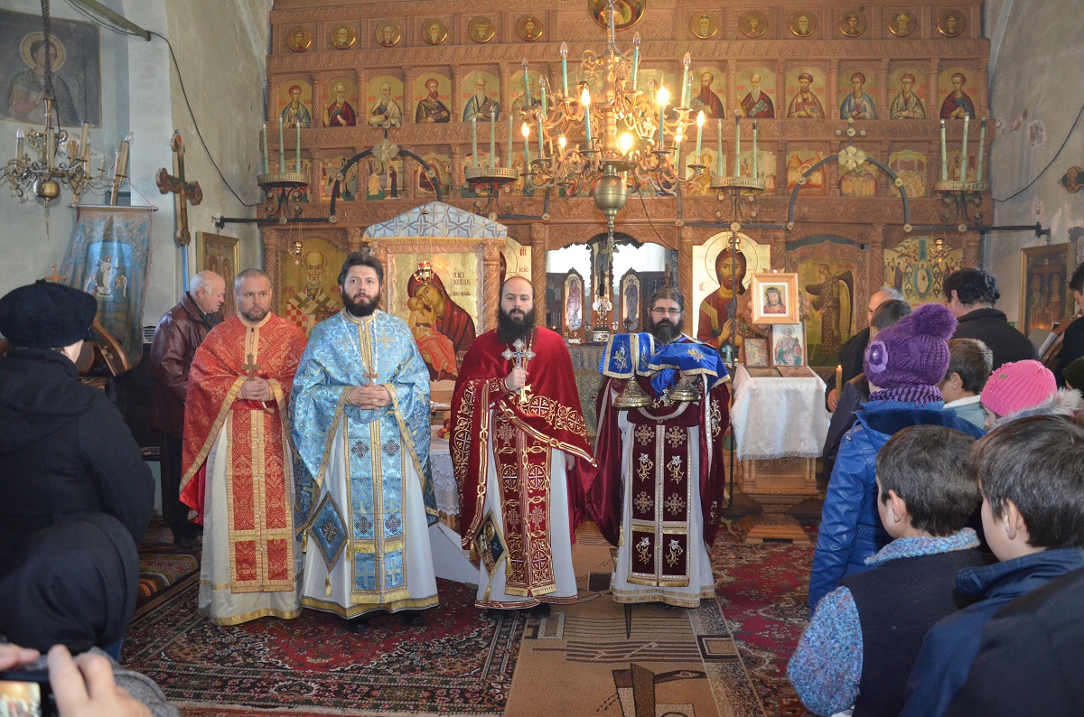 Sfântul Nicolae i-a adus împreună pe studenţii teologi ieșeni şi pe enoriaşii din Pocreaca