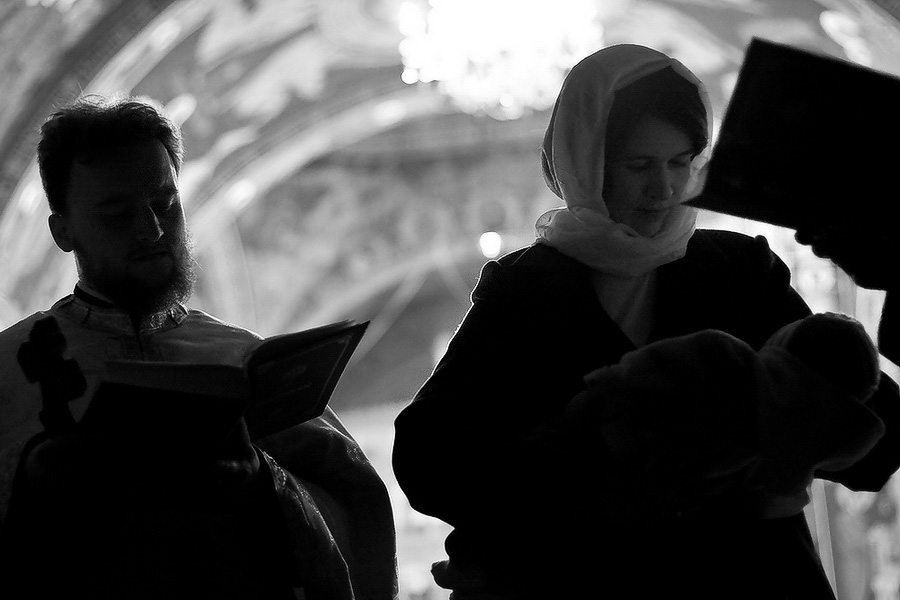 Care este semnificația poziției nașului cu fața spre apus și apoi spre răsărit, la botez?