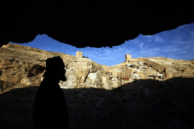 Fugi de nălucirile întinate...