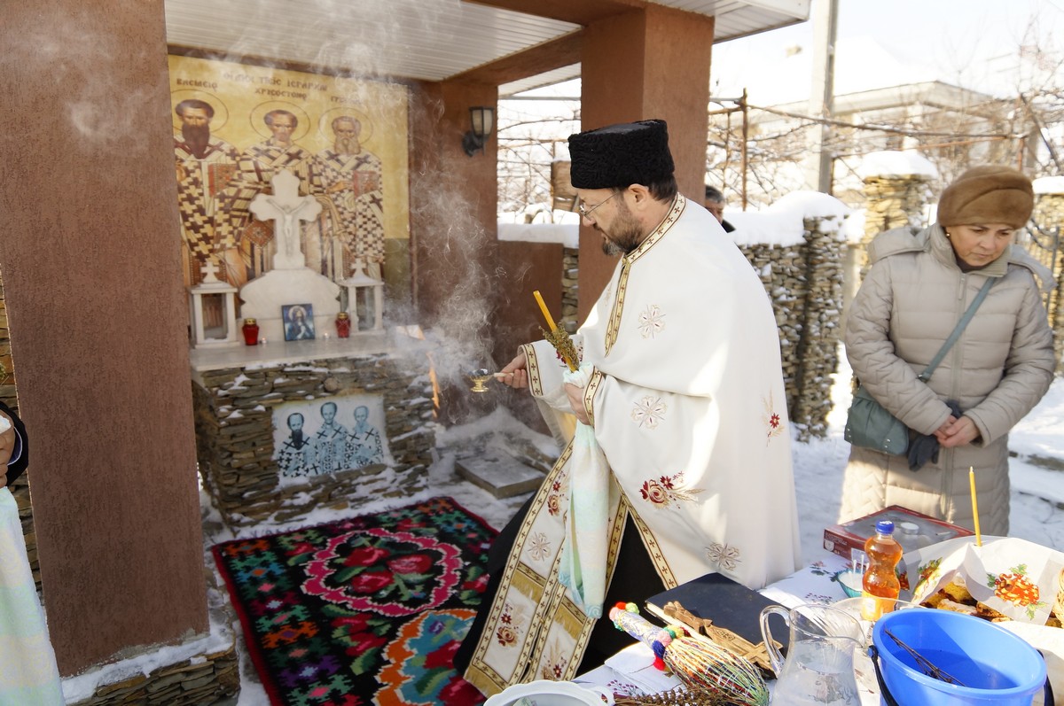 La Săvineşti a fost sfinţită o troiţă închinată Sfinţilor Trei Ierarhi