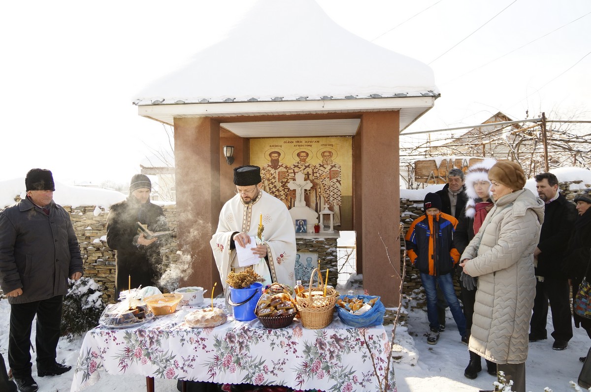 La Săvineşti a fost sfinţită o troiţă închinată Sfinţilor Trei Ierarhi
