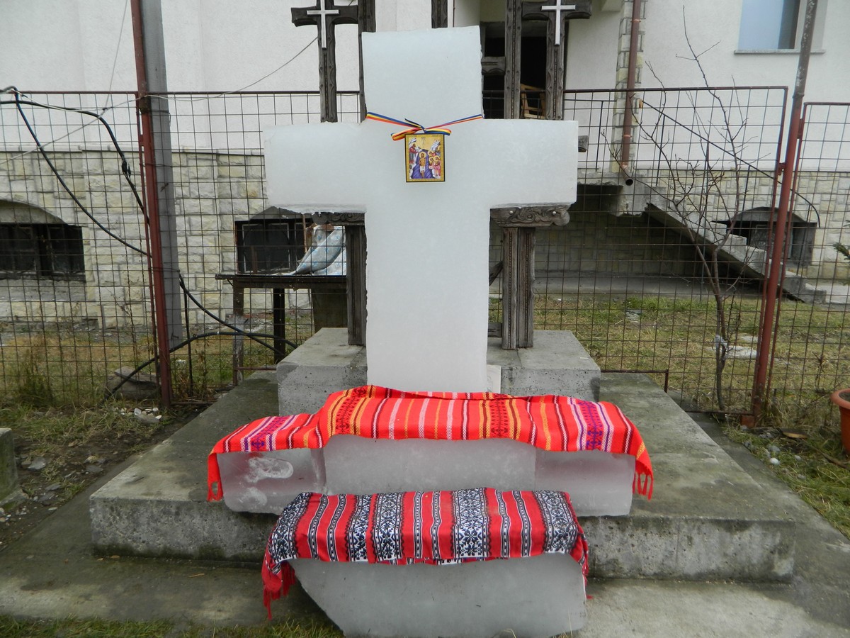 Cruce de gheaţă la catedrala din Oneşti