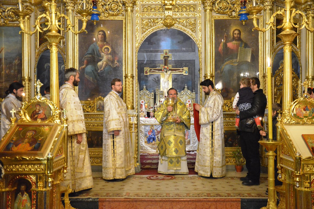 Liturghie oficiată de doi arhierei, la hramul Facultății de Teologie din Iași Liturghie oficiată de doi arhierei, la hramul Facultății de Teologie din Iași