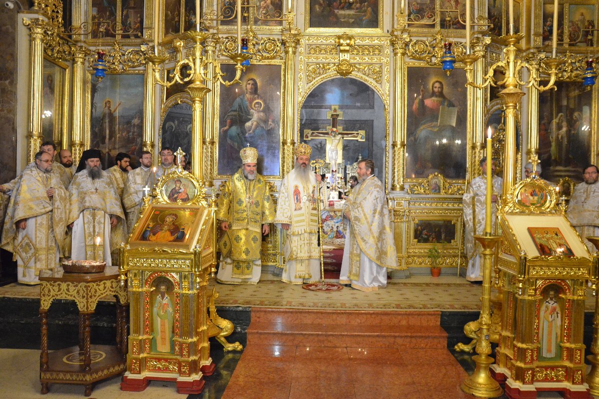 Liturghie oficiată de doi arhierei, la hramul Facultății de Teologie din Iași Liturghie oficiată de doi arhierei, la hramul Facultății de Teologie din Iași