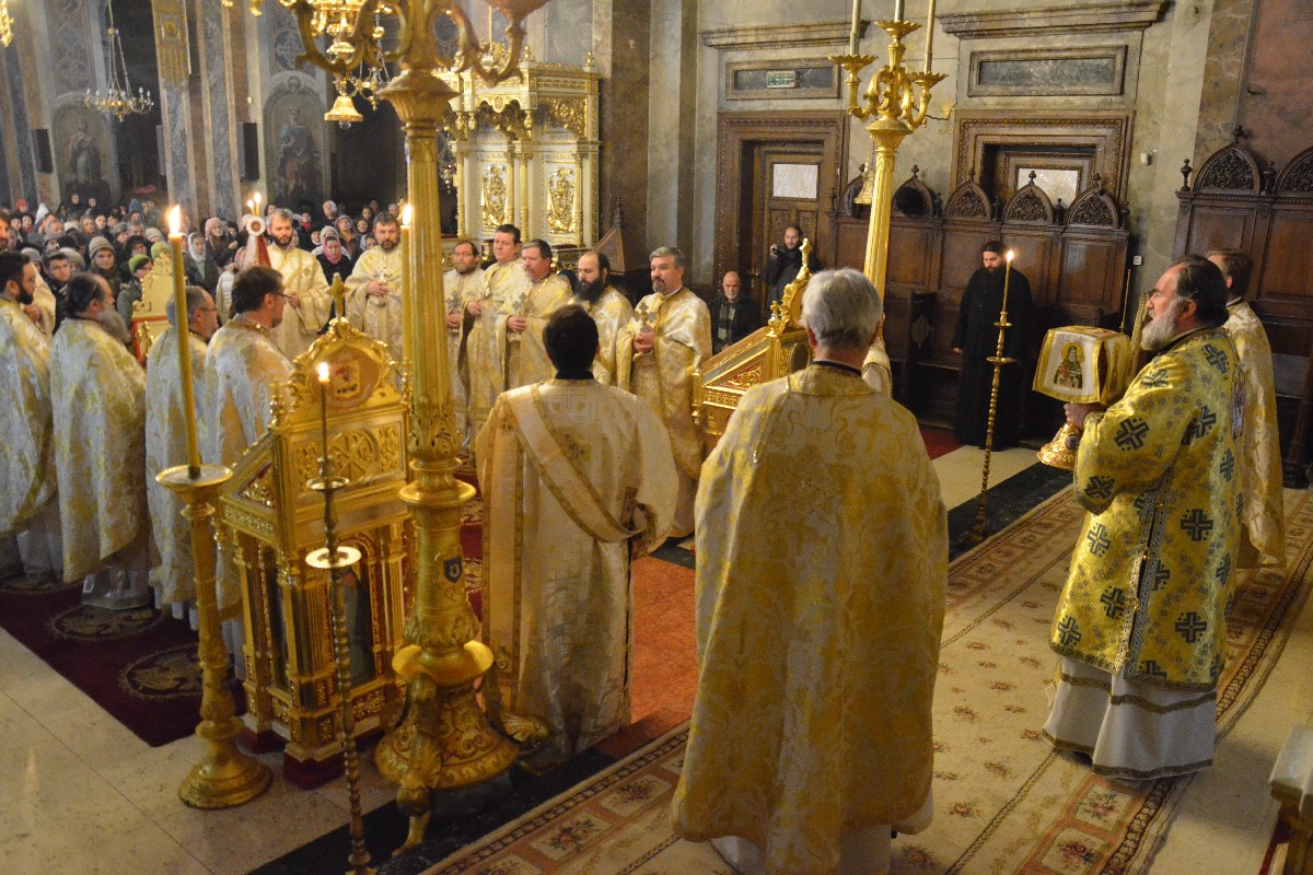 Liturghie oficiată de doi arhierei, la hramul Facultății de Teologie din Iași Liturghie oficiată de doi arhierei, la hramul Facultății de Teologie din Iași