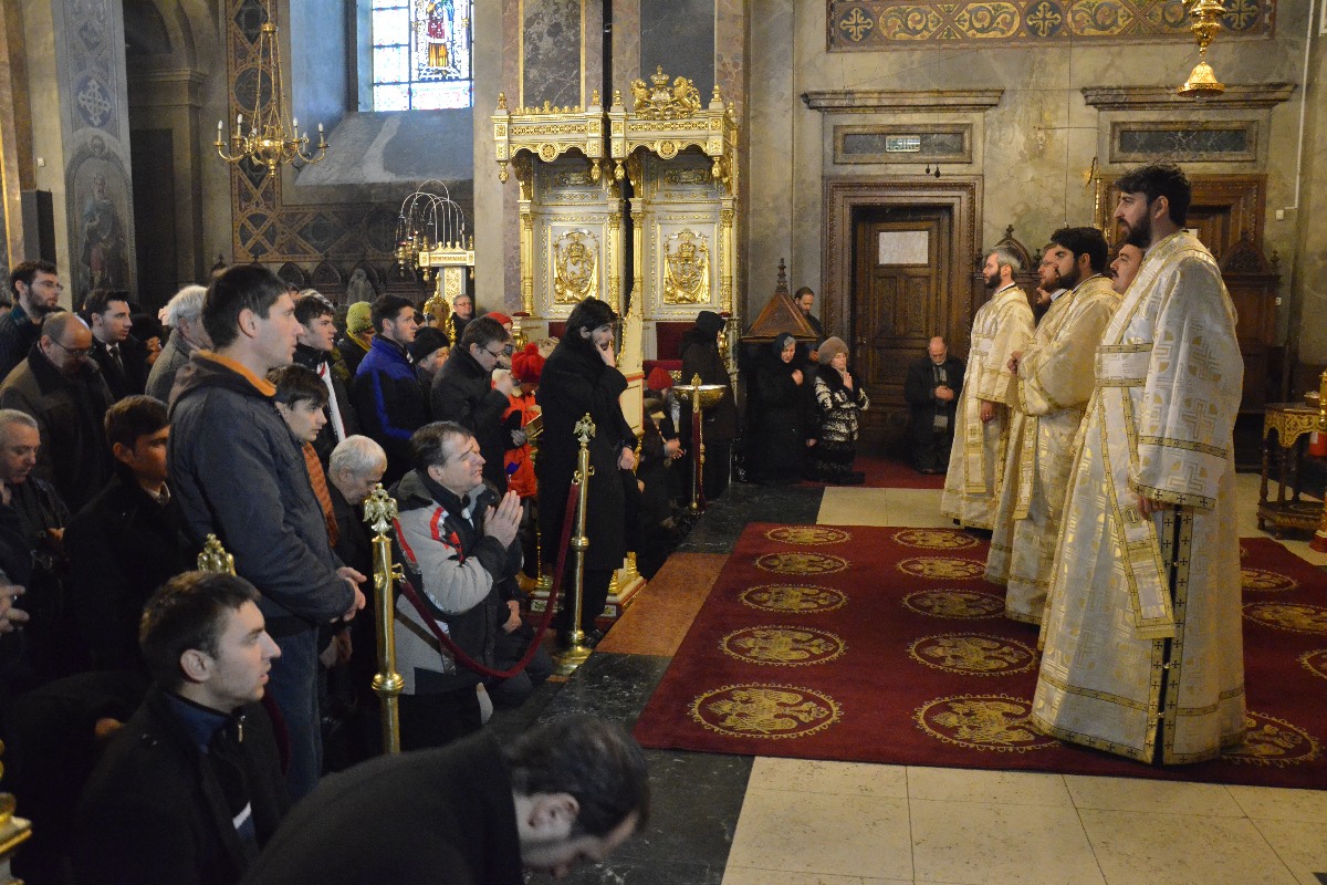 Liturghie oficiată de doi arhierei, la hramul Facultății de Teologie din Iași Liturghie oficiată de doi arhierei, la hramul Facultății de Teologie din Iași