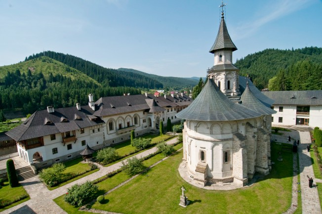 Mănăstirea Putna și-a câștigat definitiv vatra de 14 ha donată de Sfântul Ștefan cel Mare